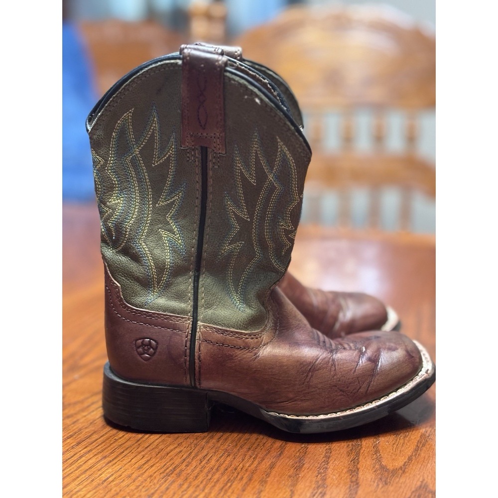 ARIAT Cowboy Boots Boy  Square Toe Stitched Leather Style 10029599  Size 8.5